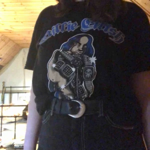  - jättefin Billie Eilish t-shirt med glittrig text, helt oöppnad, fortfarande i plasten! säljer för jag råkade beställa 2 istället för 1. pris kan diskuteras, möts i norrtälje eller stockholm