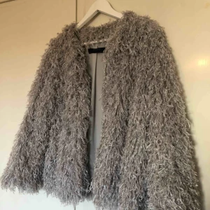  - Snygg festjacka som är använd 1 gång! Passar XS-M