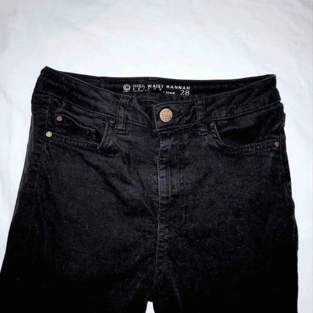 Svarta högmidjade jeans  Inte mycket använda  Frakt tillkommer . Shorts.