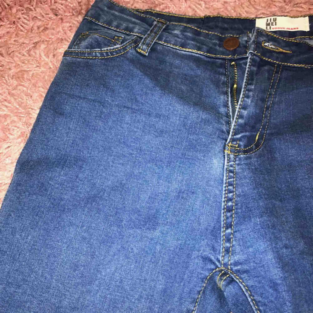 Snygga stretchiga slim fits hög midja jeans i mycket bra skick. Använd endast en gång. Frakt ingår i priset. Jeans & Byxor.