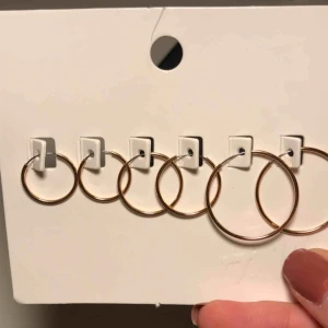  - 3par guldörhängen helt oanvända. Frakt är med i priset. 