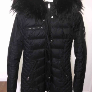  - Rock and blue jacka, använd knappt 1 vinter Säljes nytvättad. 