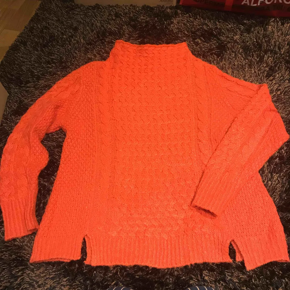 Härlig orange stickad tröja Finns i Nacka. Stickat.