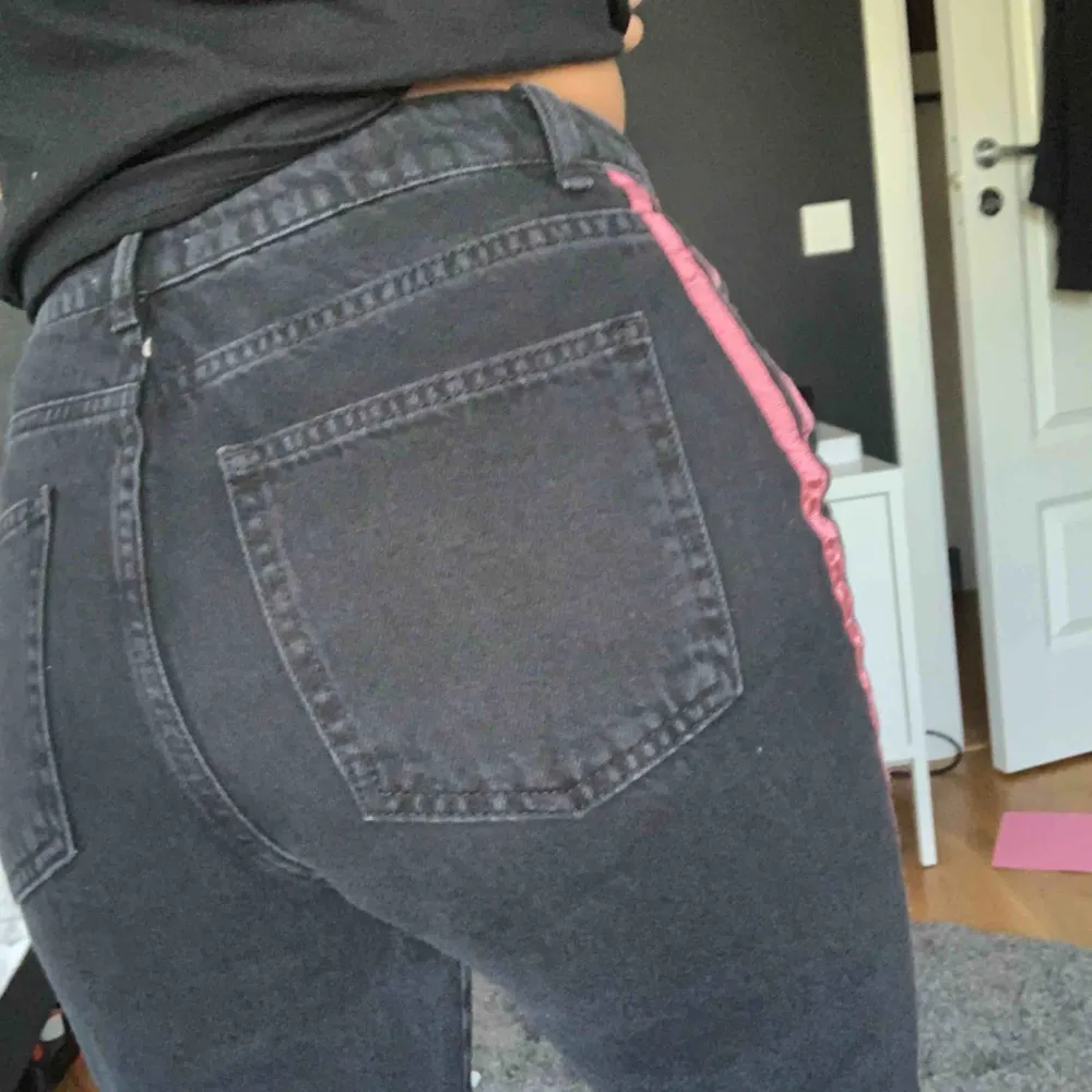 🖤Skit snygga jeans från NA-KD! Aldrig använda! Rätt för visas på första och andra bilden 🖤 . Jeans & Byxor.
