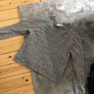  - Samsoe samsoe kashmir tröja som har ett litet håll mitt på magen. Syns knappt har sytt ihop det. Storlek  S-XS   Kolla gärna mina andra annonser, garderobsrensning! Köparen står för frakten.  