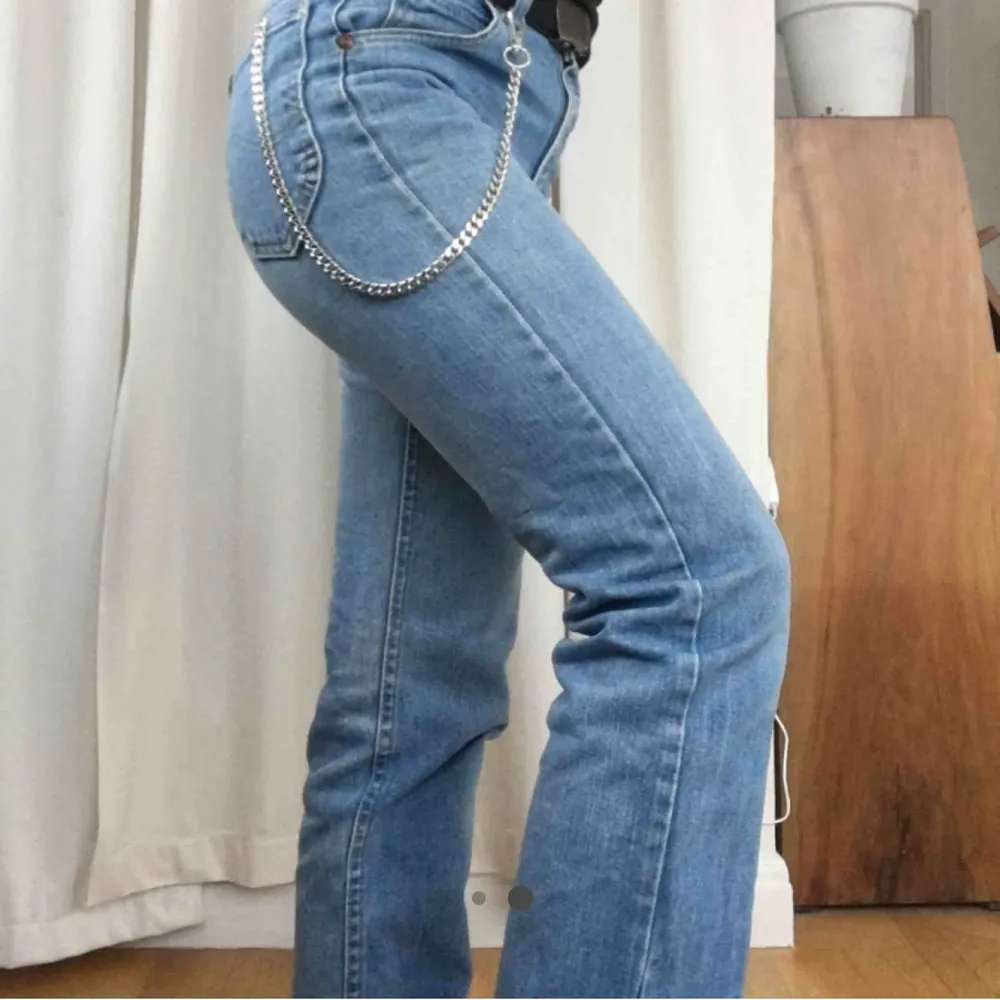 Säljer dessa supercoola Lee jeans då jag tyvärrrrr växt ur de :(( skulle säga att de passar alla längder beroende på hur man vill att de ska sitta men på mig som är 168 går de ner till ovansidan av foten :)) Köpta på plick men i asbra skick, ett riktigt kap!! 💞💞. Jeans & Byxor.