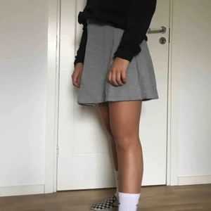  - Grå klockkjol från Noisy May. Aldrig använd så därför i bra skick! Frakt ingår i priset men kan mötas upp i Karlstad.