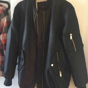  - Snygg längre bombarjacka från Zara, lite oversize. Längre baktill. Säljes pga den är för stor för mig. Fraktas mot 80kr