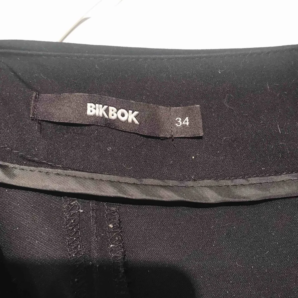 Säljer mina svarta kostymbyxor i storlek 34! Köpta för 299kr på bikbok Pris kan diskuteras!!🥰. Jeans & Byxor.