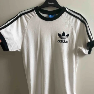  - Snygg lite oversized t-shirt från ADIDAS, använd max 4 gånger och köpt för 300kr på asos. Adidas märket på bröstet är i velour. Köparen står för frakt och betalning sker via swish!