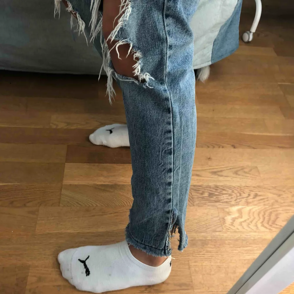 Snygga jeans med slitningar och slits på sidan av benet.. Jeans & Byxor.