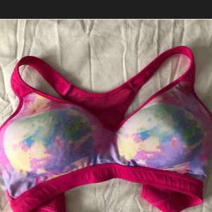  - Sport-bh med knäppning i ryggen storlek M