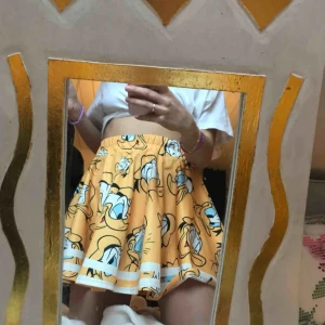  - Kalle anka kjol som jag ej använder längre!! Fett cool dock!! Köparen står för frakt⭐️