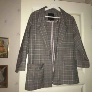  - Kavaj från Monki! storlek XS. Använd fåtal gånger. Nypris 400kr. Samma modell som ”long blazer” på monkis hemsida :)