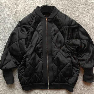 Zara - Lyxig bomber jacka ifrån Zara 