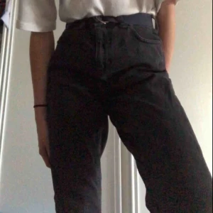  - Svarta mom jeans från Urban Outfitters, i bra skick. Har använt de 2 ggr ca o säljer för att jag har ett annat par liknande jeans redan! Jag brukar rulla upp de lite men passar mig som är 162 :)  Mötas upp i Sthlm helst!