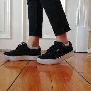  - Säljer mina älskade pumasneakera, så sköna. Har dock ett nytt par nu. Passar även med tjockare strumpa. 