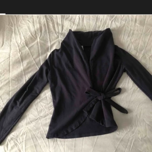  - Kofta/ tröja med knytning fram