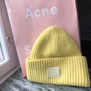  - Jag säljer en gul acne mössa inköpt på Nk för ett år sedan. Jätte snygg och lite ovanligare färg. Den har tyvärr fått smink fläckar på insidan men det är inget som syns.  Kan fraktas om köparen står för frakten 