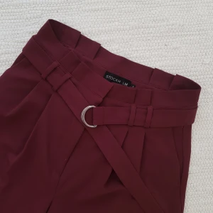  - Stockh kostymbyxor. Höga i midjan, smalare vid ankeln. Köpta på MQ, använda typ en gång. Fel färg på mig.   Färgen på när bilden är "verkliga färgen" 👍