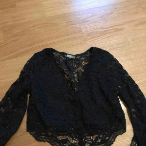  - Säjer en ny, jätte cool blus från zara. Säjer PG av att det inte riktigt är min stil. Använd 2 ggr.