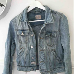 - Jeansjacka i storlek S. Frakt tillkommer