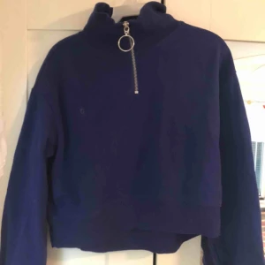  - En fin blå tröja med dragkedja från hm. Är i xs och i fint skick   Ej upphämtning 