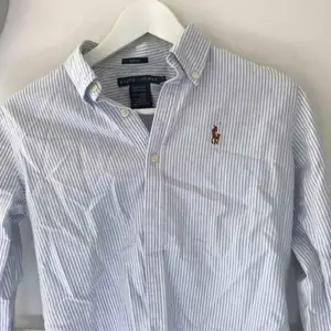 Ralph Lauren skjorta i storlek S. Knappt använd, frakt tillkommer.
