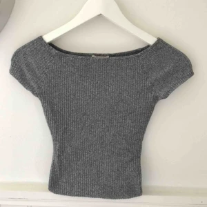  - Ribbad T-shirt storlek XS. Frakt tillkommer
