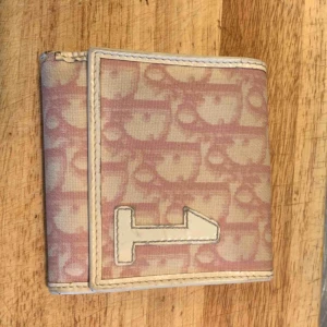  - Vintage dior plånbok—— Skick utger du själv utifrån bilderna. Knappen fungerar som den ska.Pm vid behov av fler bilder eller frågor. Tar seriösa bud. Köparen står för frakt