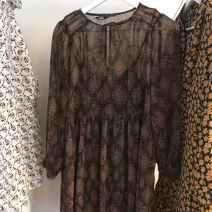  - Söt mönstrad klänning från Zara. Använd få gånger. 