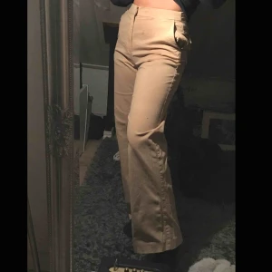  - Skitsnygga chinos med vida ben, använda en gång. Frakt tillkommer.