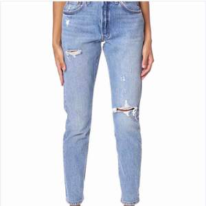 W25L30 Äkta riktigt läckra levis jeans. För stora för mig därav säljer jag dessa underbara urläckra levis jeans.   350kr eller högsta bud. Frakt står köparen för :) 💜