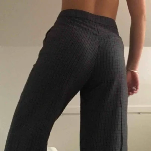  - Jätte snygg byxor, storlek M från Monki, så trevligt runt rumpan!!! 
