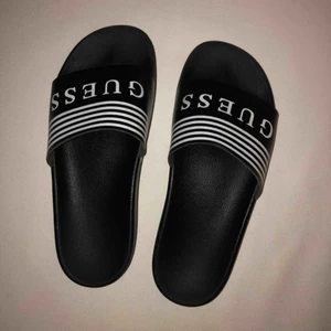  - Äkta guess tofflor i storlek 39. Jag har dessvärre inget kvitto kvar! Kan mötas upp i centrala Göteborg eller på Hisingen. Köparen står annars för frakten (100kr). 