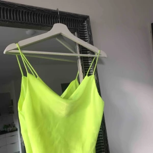  - Oanvänd drapperad klänning. Frakt tillkommer, 50kr som brev eller 63kr spårbart :)