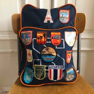  - Vintage Salomon ryggsäck från 80-talet med patchar Väl använt skick men mycket charmig med påsydda patchar. Observera: Ena remmen har släppt i sömmen och behöver sys fast, enkelt fixat