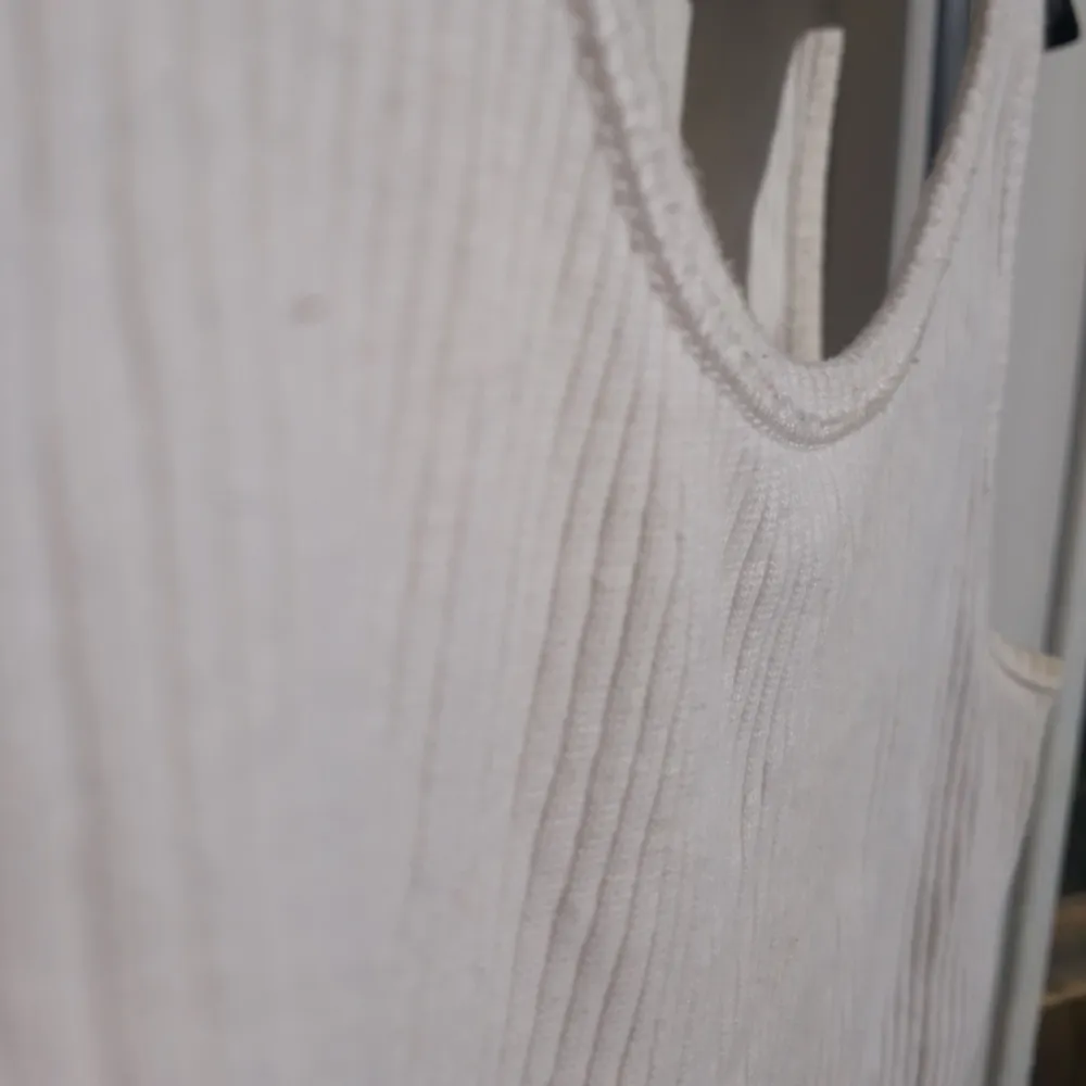Ribbat vitt linne från Bikbok. Den är lite croppat, till under naveln på mig som är 170cm lång.. Toppar.