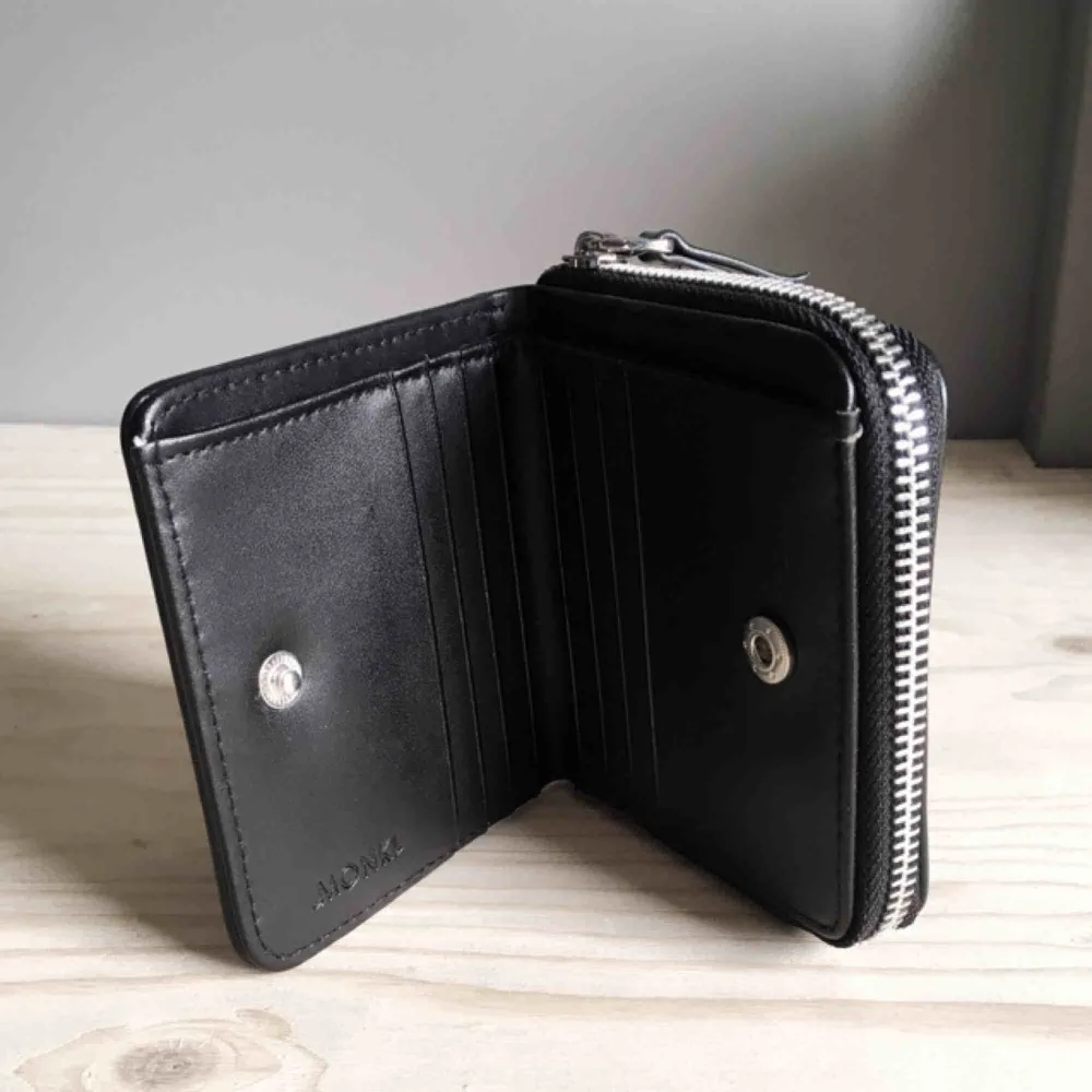 ▪️Helt ny plånbok från Monki. ▪️Mått: ca 12x11 cm. ▪️Nypris 120kr.. Accessoarer.