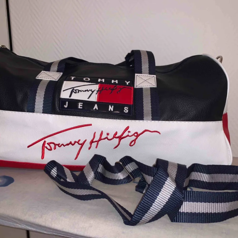 Oanvänd Tommy Hilfiger Sport Väska (A1 Kopia)   Köparen betalar Frakten 63kr . Väskor.