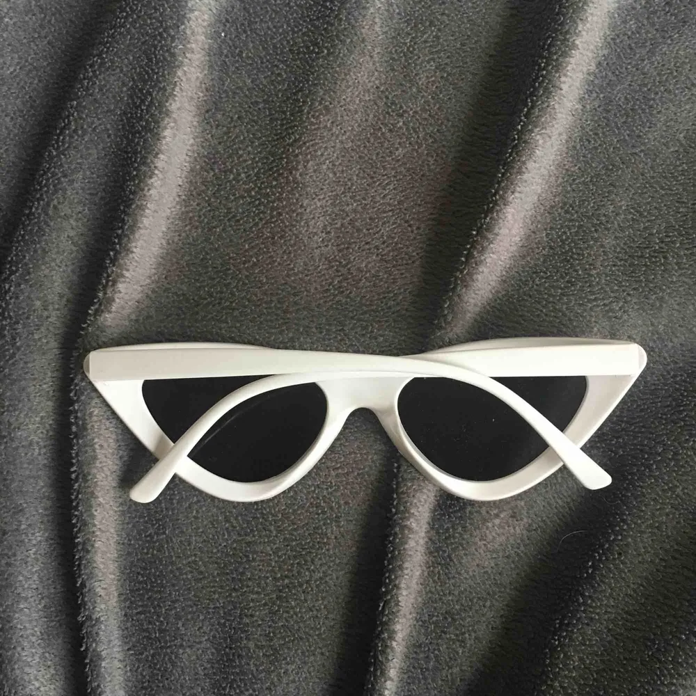Ett par as coola solbrillor! Dom är som nya. Kontakta mig ifall du har några frågor eller är intresserad!. Accessoarer.