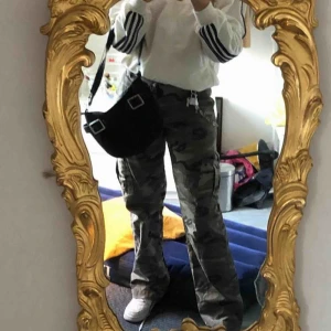  - Säljer ett par militär jeans, skulle säga att de är i S/M jag har i vanliga fall s/m å sitter bra på mig 