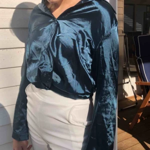  - Sidenskjorta  i jättefin kvalitet, använd 2/3 gånger. Storlek xs, pga av stort intresse blir det nu budpris. Högst just när 160👍🏼