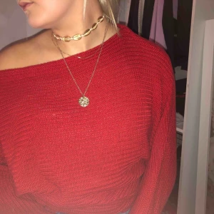  - Stickad röd tröja från nakd. Köpt för ett år sedan, använd ett fåtal gånger. Perfekt till julen eller hösten 