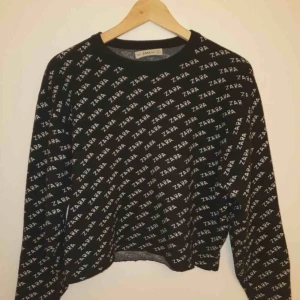  - Trendig stickad tröja från Zara. Tröjan är i gott skick och har används ett fåtal gånger.
