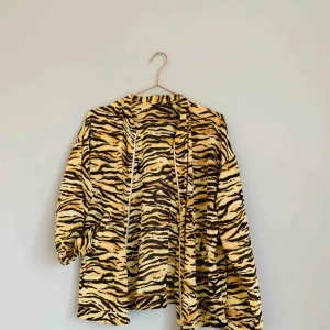  - Snygg, tunn, halvt genomskinlig tigerrandig tröja som är lite loose-fit. Väldigt snygg och passar till många tillfällen😍🐯  Jag kan både mötas upp eller skicka💌🤗