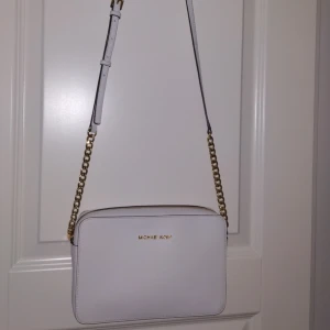  - JET SET TRAVEL CROSSBODY väska från Michael kors. Äkta! Använd en gång under ett par timmar. Helt nytt skick. Köpt på Zalando för 1595kr Längd: 24 cm Höjd: 16 cm djup: 5 cm  