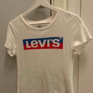 Levis t-shirt i storlek XXS. Köparen står för frakten :)