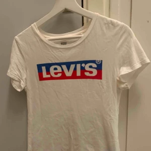  - Levis t-shirt i storlek XXS. Köparen står för frakten :)