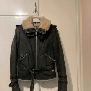  - Jofama by Kenza skinnjacka fodrad med fårull.  Passar bra till höst/vår och ger en snygg passform och tydlig midja!  Använd, i begagnat skick! 